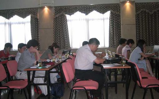 “十一五”中國(guó)制造業(yè)信息化技術(shù)及其標(biāo)準(zhǔn)化發(fā)展研討會(huì)暨2004年全國(guó)工業(yè)自動(dòng)化系統(tǒng)與集成標(biāo)準(zhǔn)化技術(shù)委員會(huì)年會(huì)及工業(yè)機(jī)器人標(biāo)準(zhǔn)劃分技術(shù)委員會(huì)換屆會(huì)，各參會(huì)人員聽(tīng)取演講人員的報(bào)告，吸取經(jīng)驗(yàn)